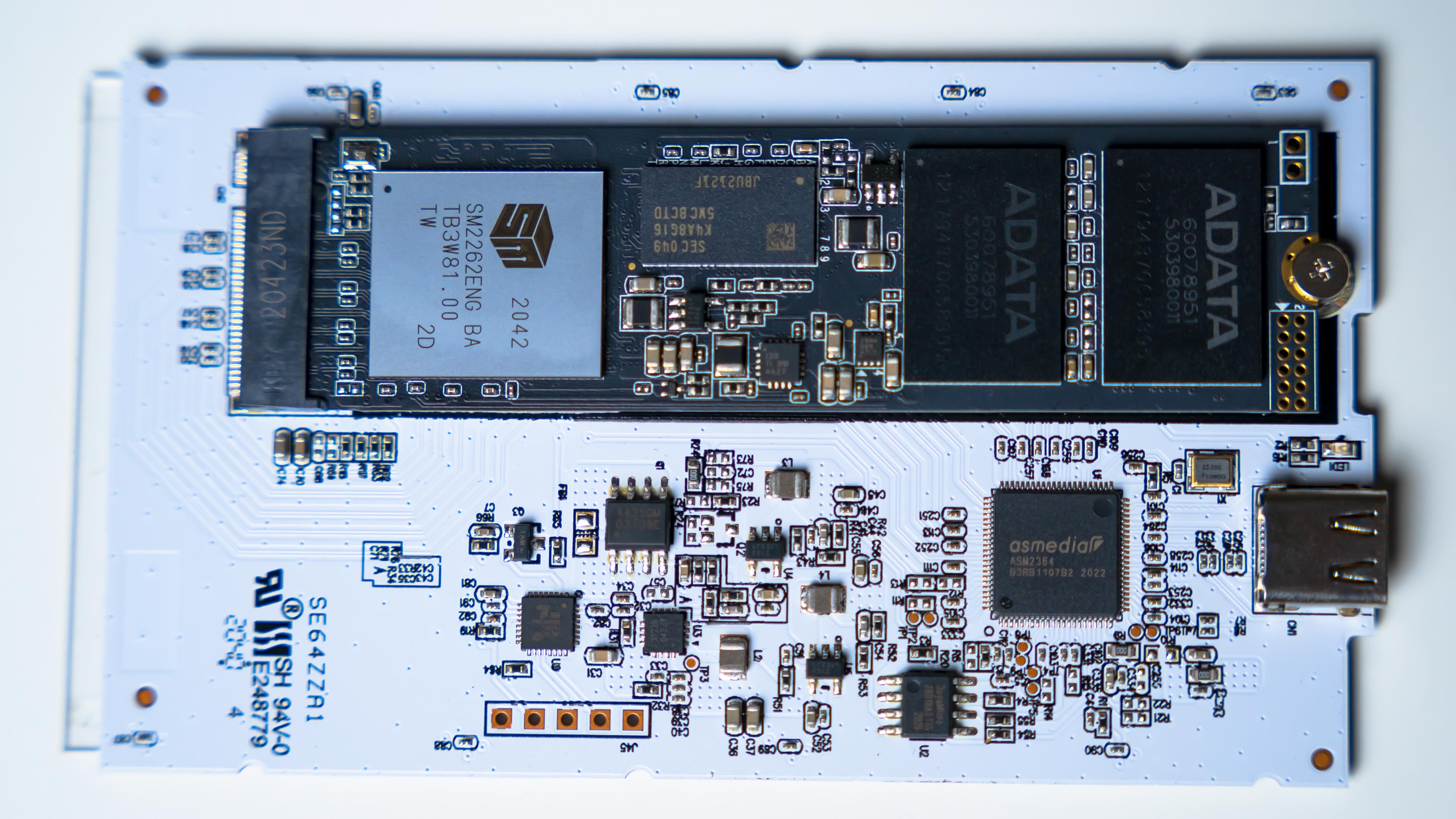 ADATA SE900G External SSD 2TB Inside (3)