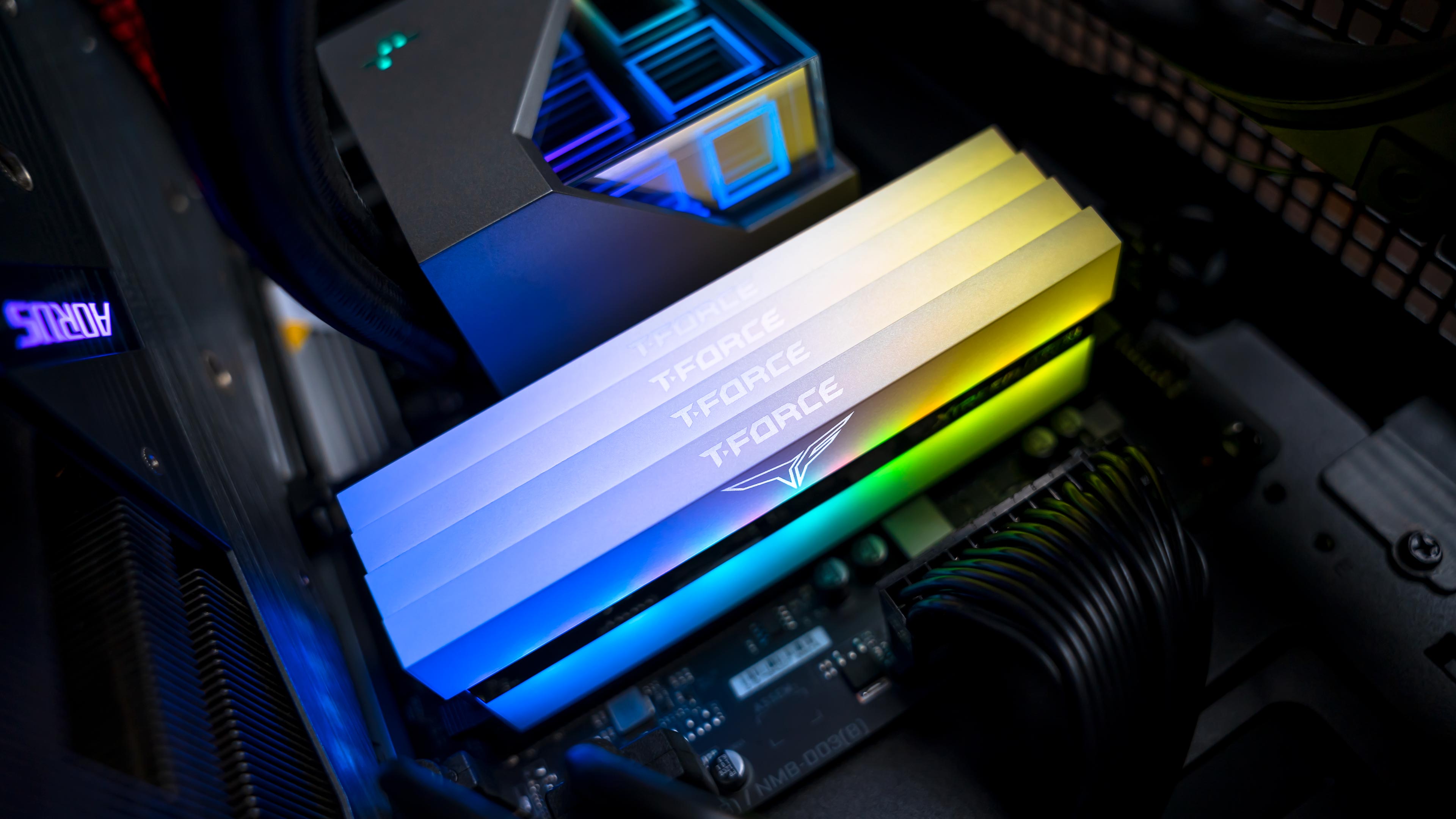 TeamGroup Xtreem ARGB DDR4 4000MHz RGB (8)