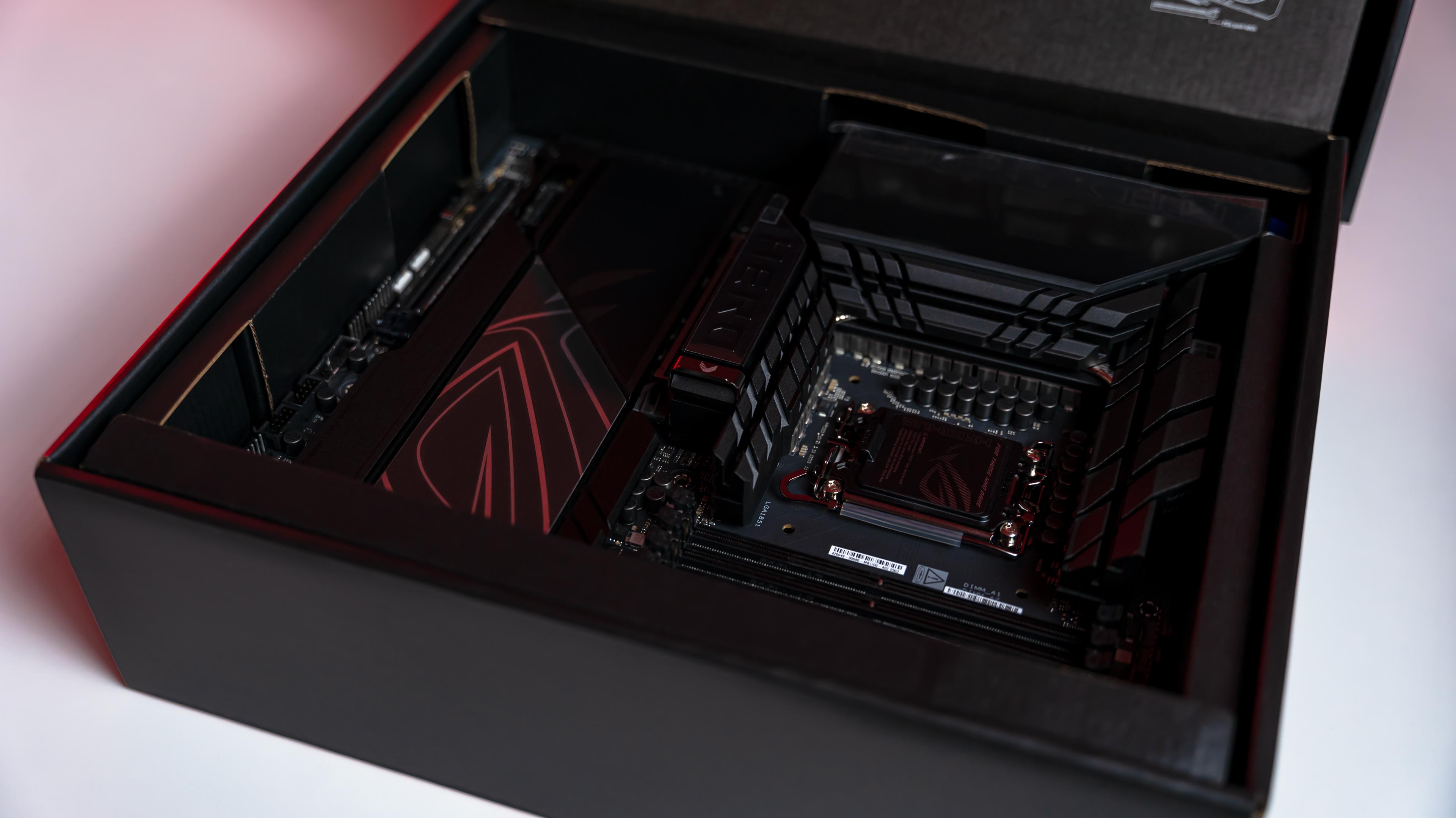 ASUS ROG Maximus Z890 Hero Box (10)