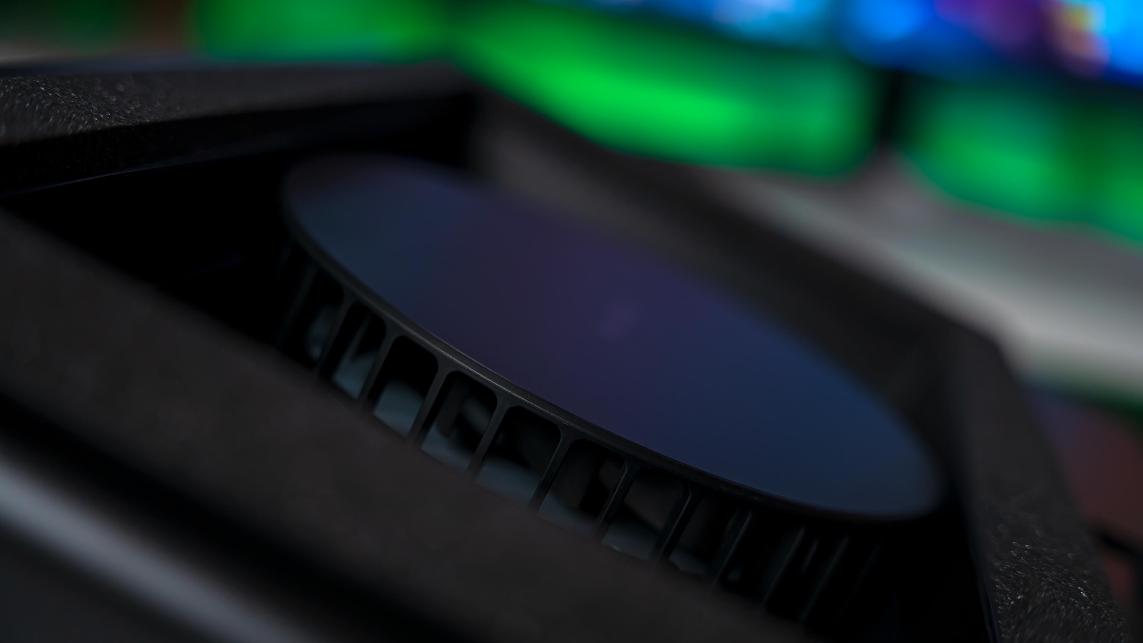 Razer Laptop Cooling Pad Cooler (6) Razer Laptop Cooling Pad Cooler (6)