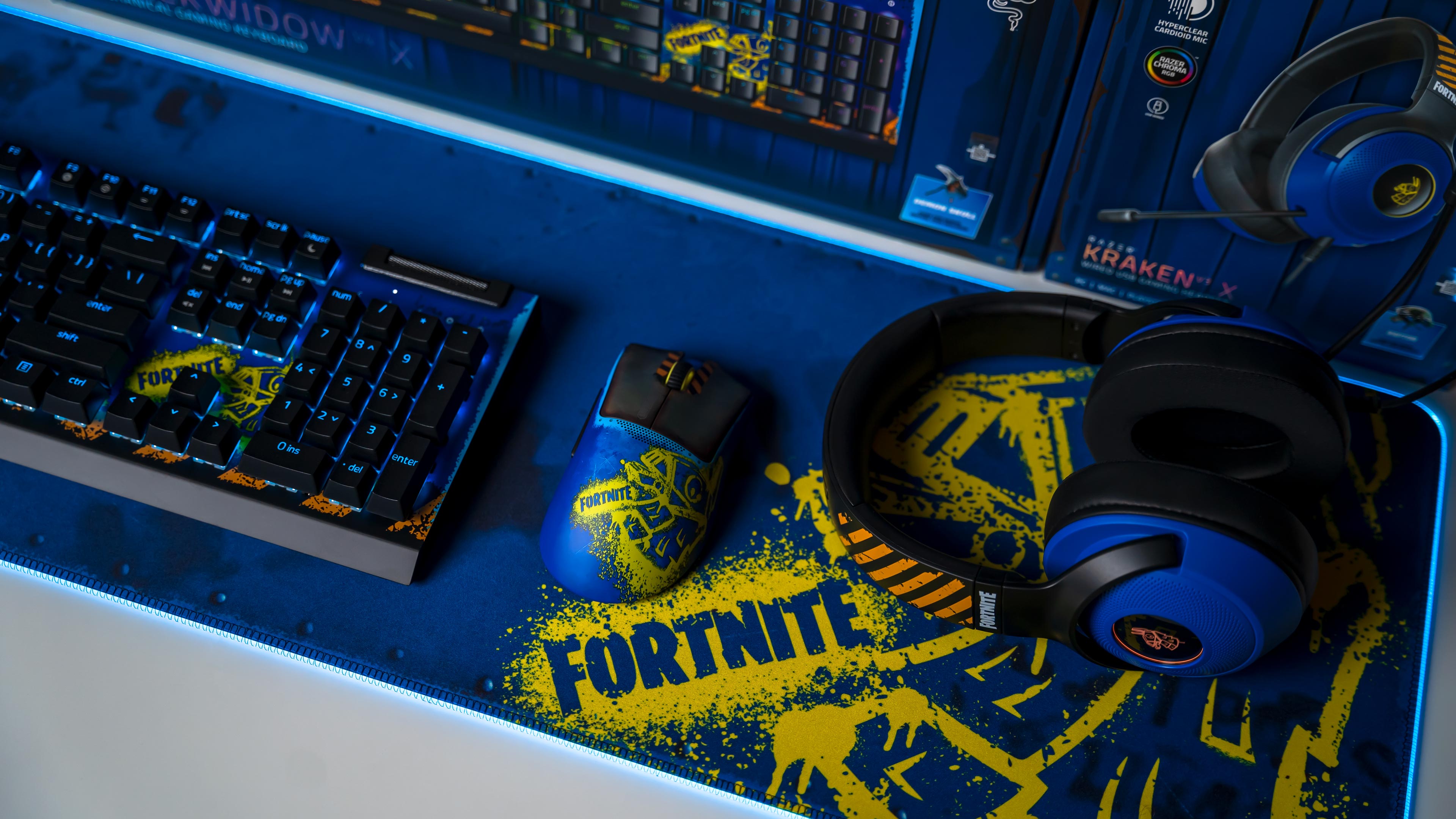 Razer Fortnite Kit Lights on (1)