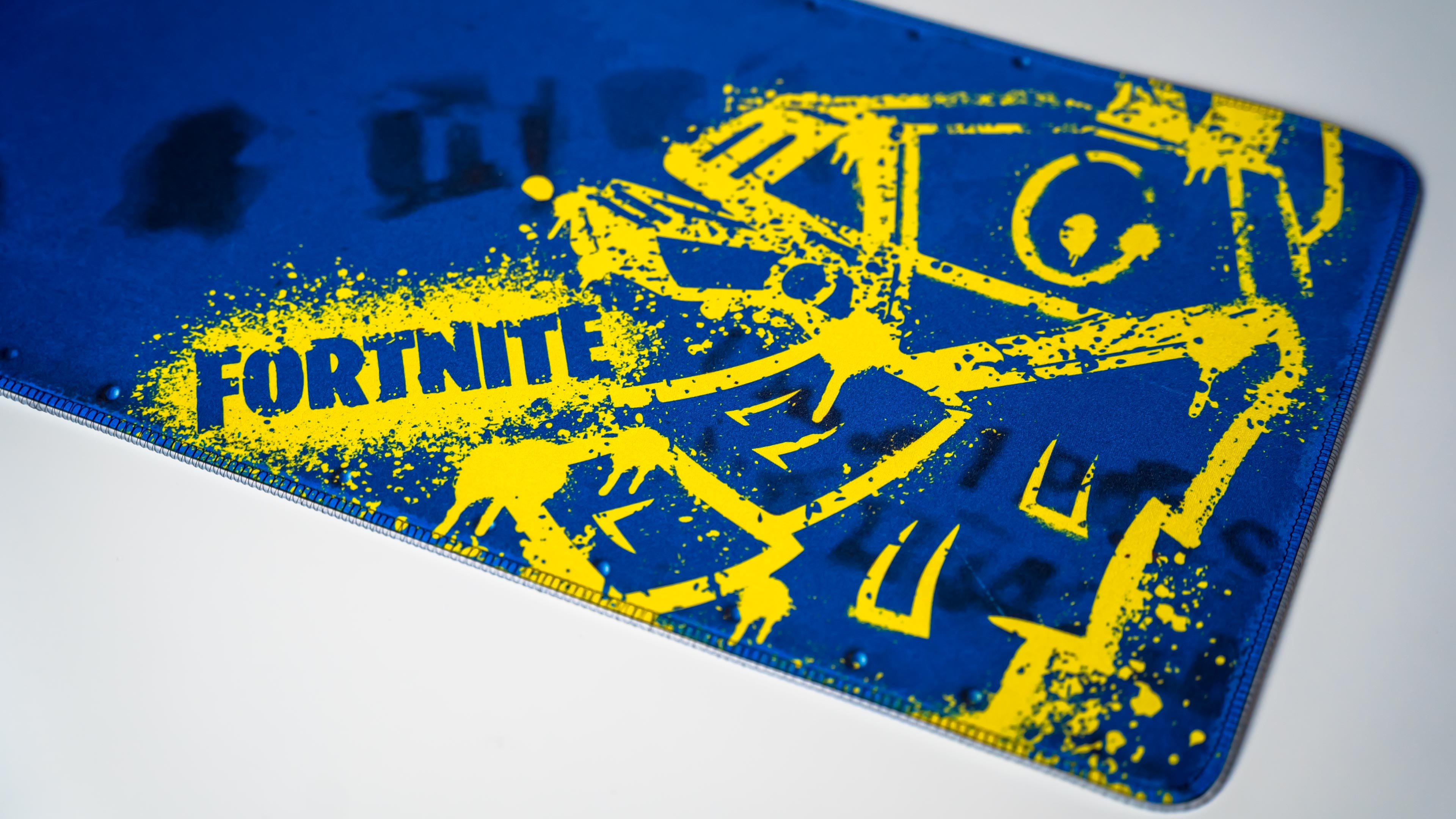 Razer Goliathus Extended Chroma Fortnite Edition Mouse Pad (2)