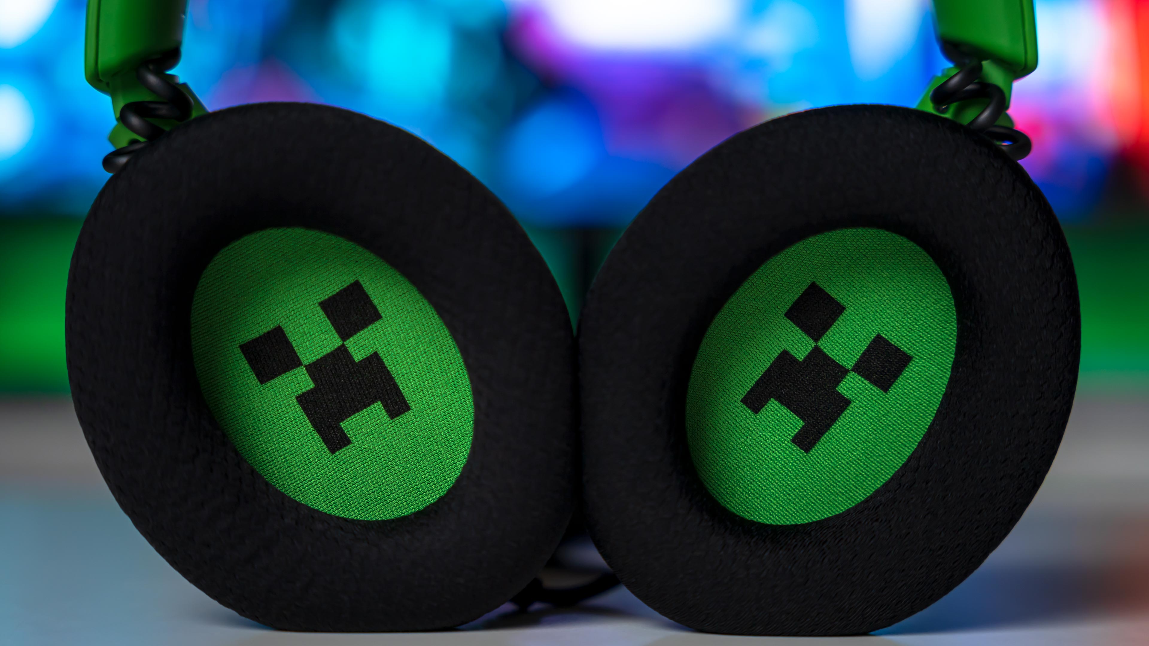 Razer Kraken V4 X Minecraft Edition Headset (2) Razer Kraken V4 X Minecraft Edition Headset (2)
