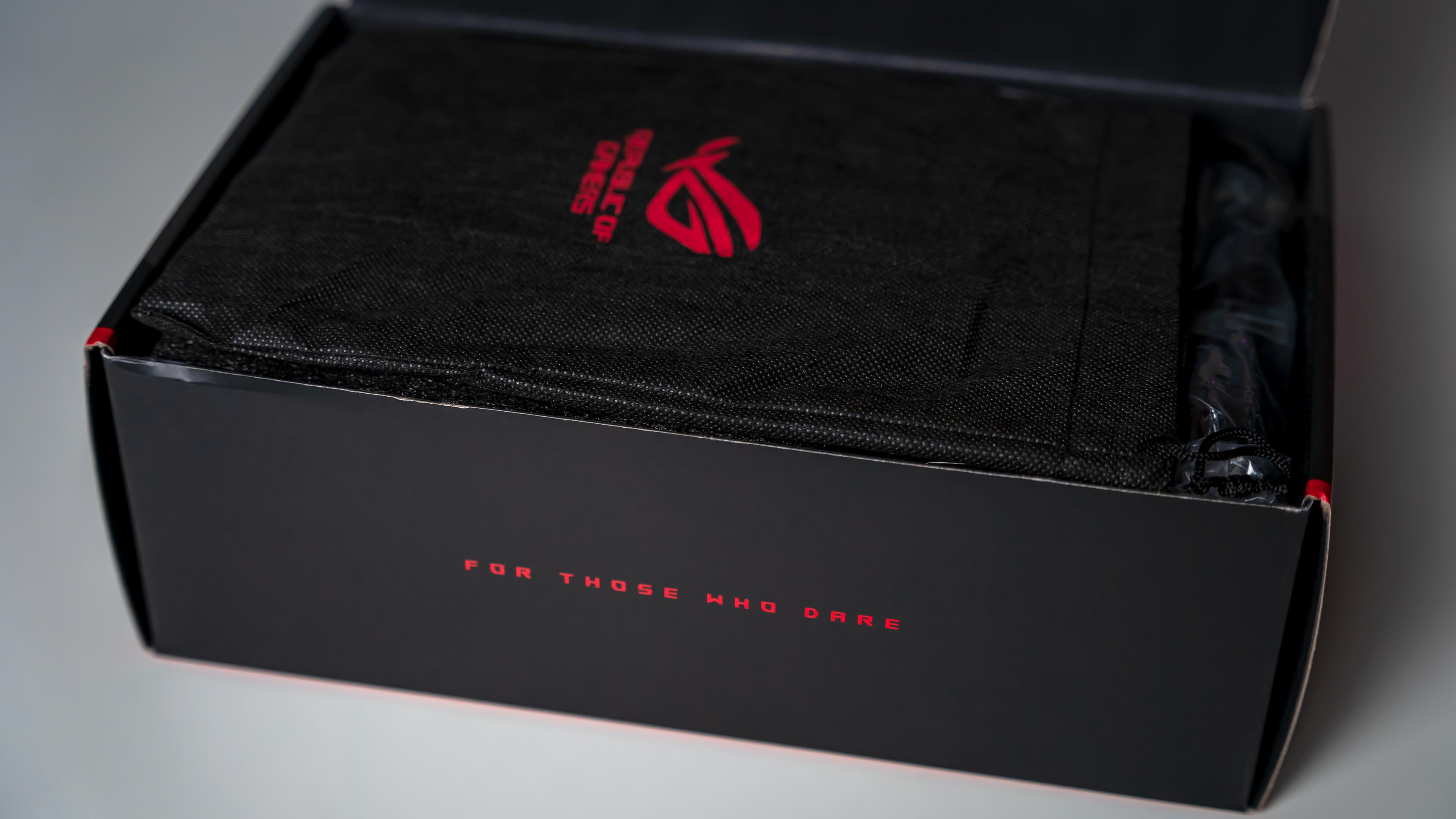 ASUS ROG Strix 1000W Platinum Box (7)