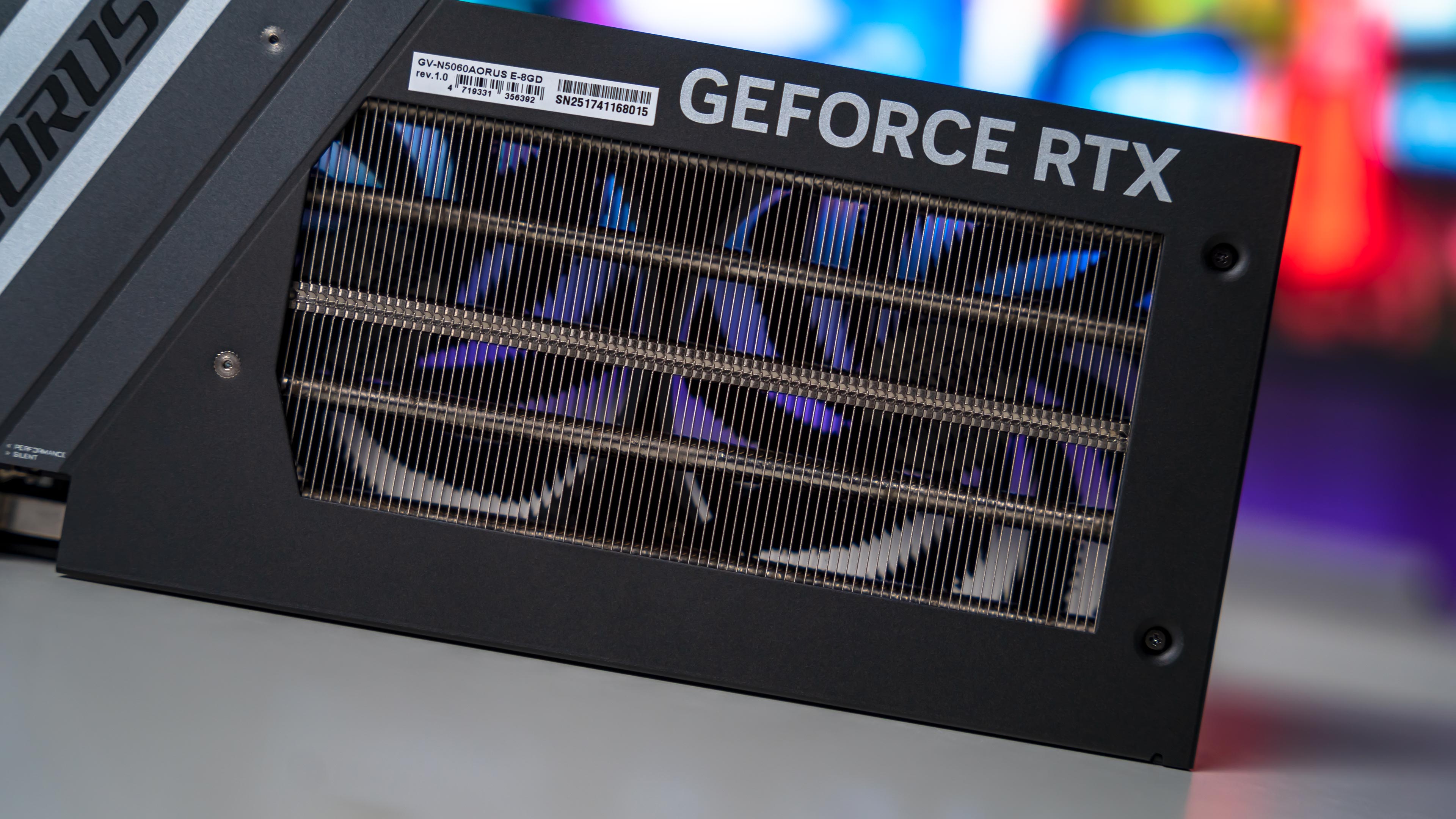 Aorus RTX 5060 Elite Card (11)