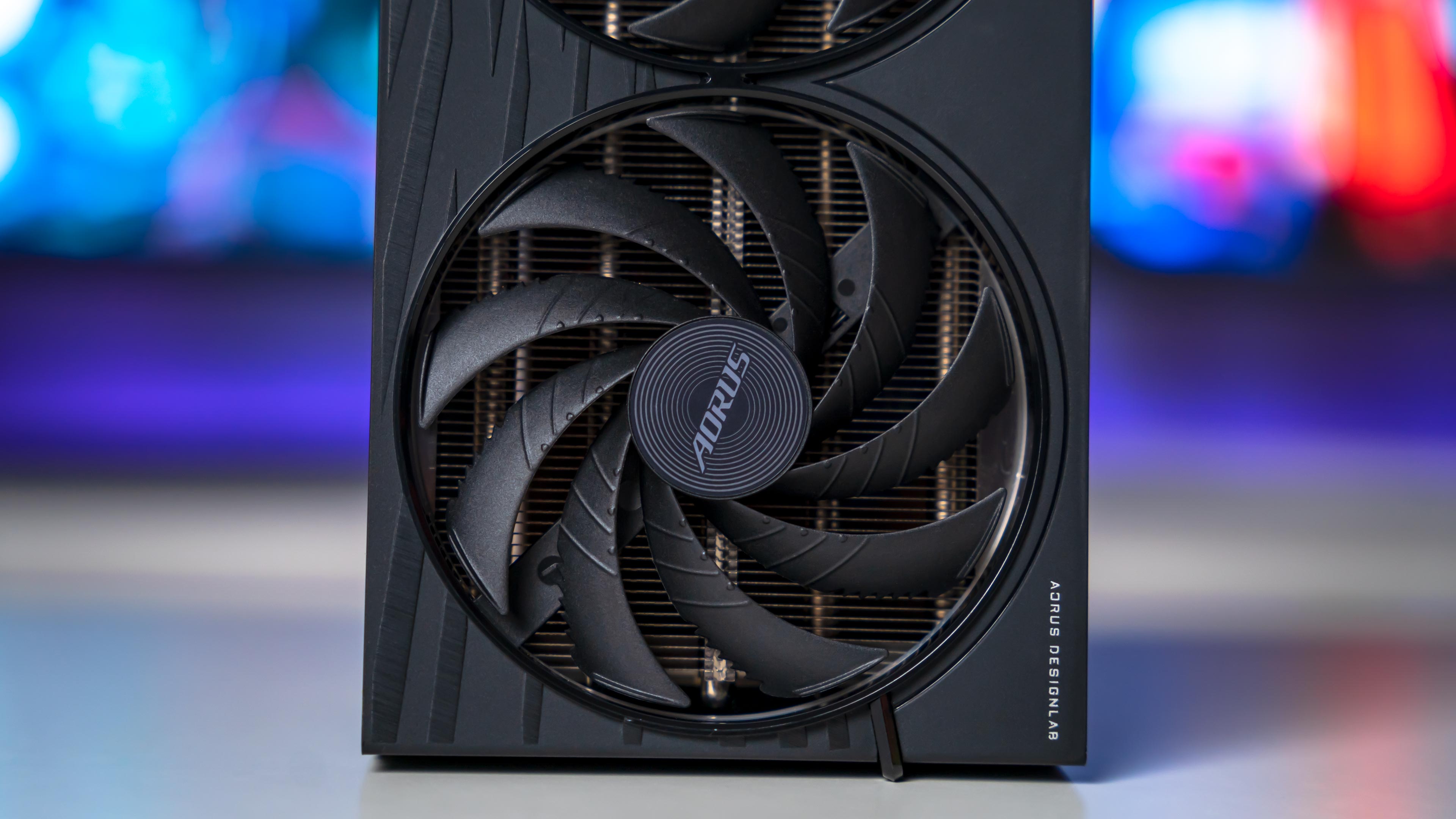 Aorus RTX 5060 Elite Card (14)