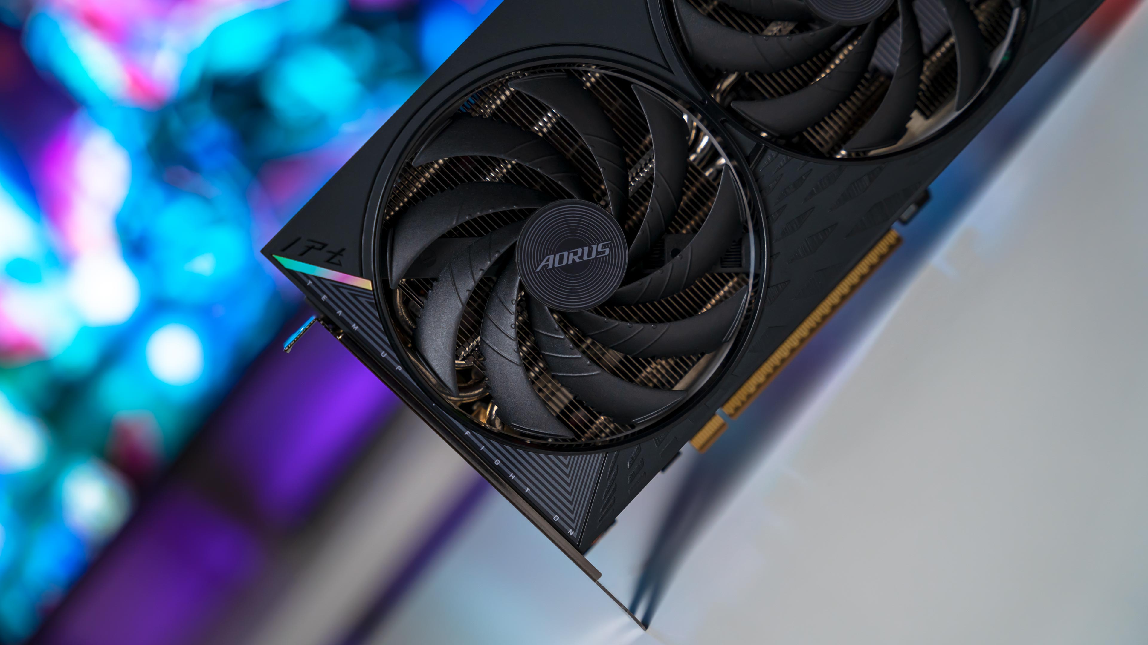 Aorus RTX 5060 Elite Card (2)