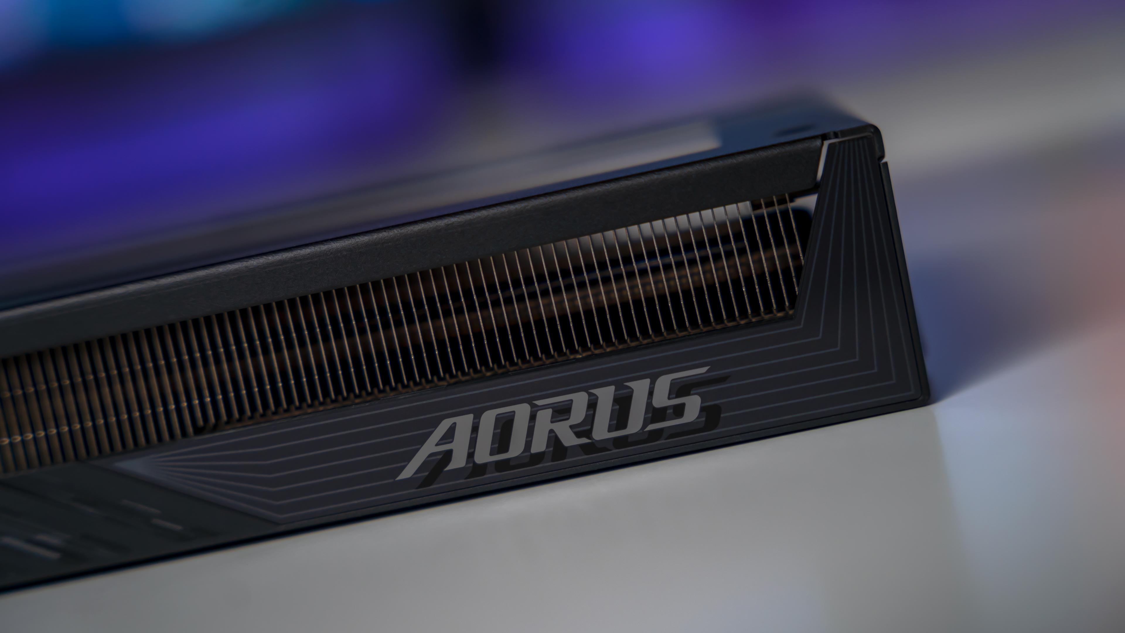 Aorus RTX 5060 Elite Card (8)
