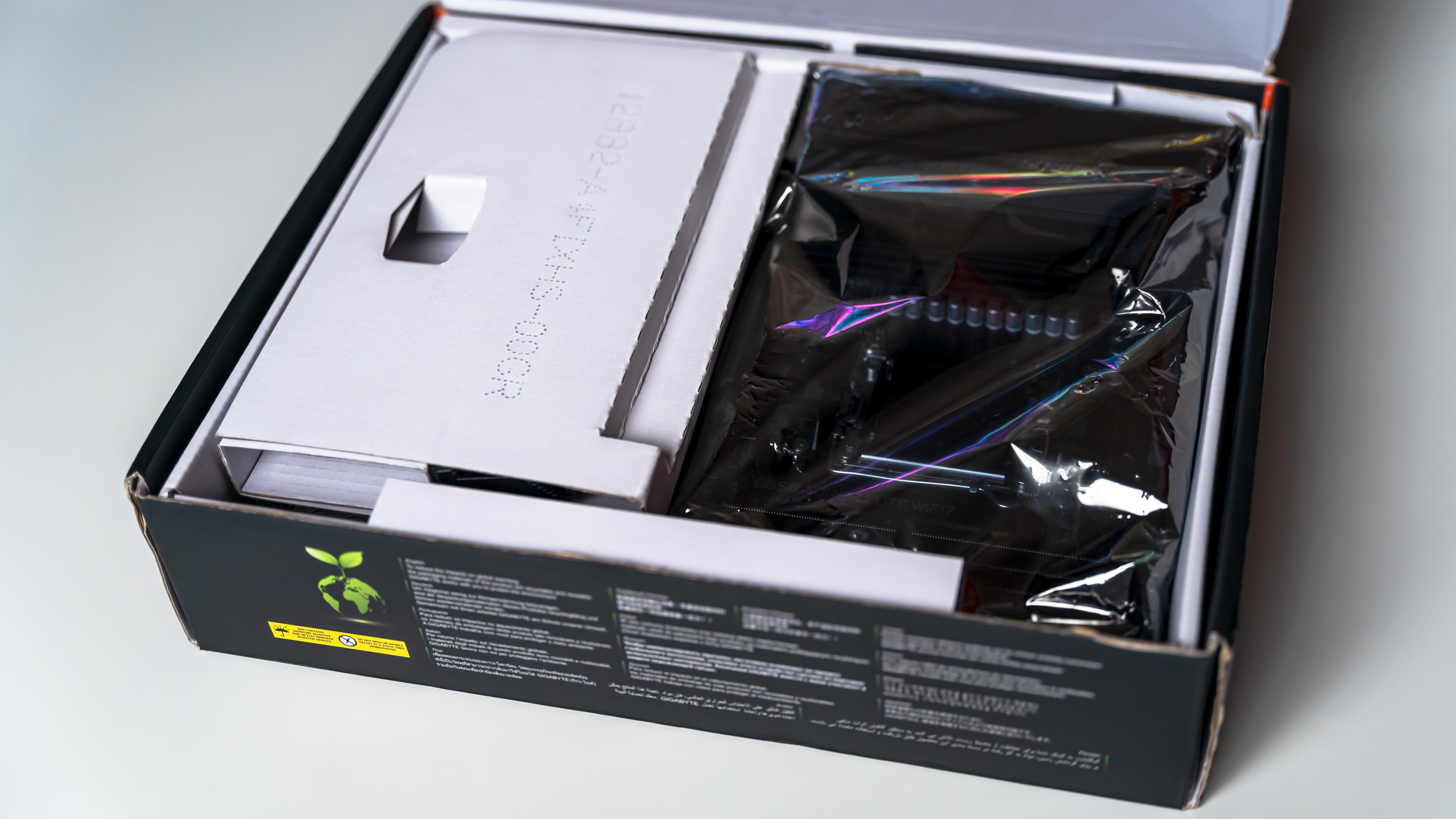 Aorus B850 Elite WiFi7 Box (8) Aorus B850 Elite WiFi7 Box (8)