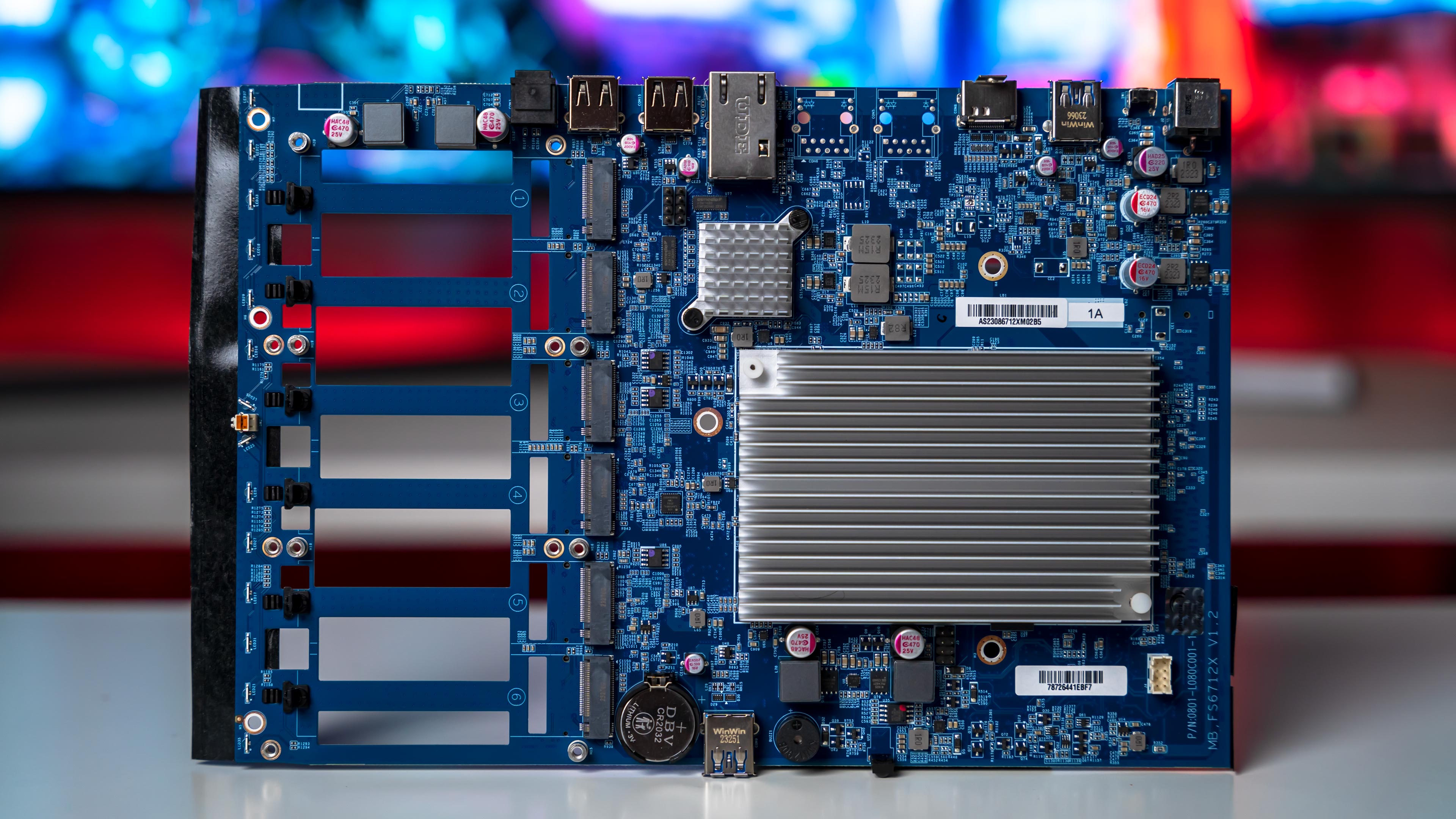 Asustor FS6712X Flashstor 12 Pro NAS Inside (14)