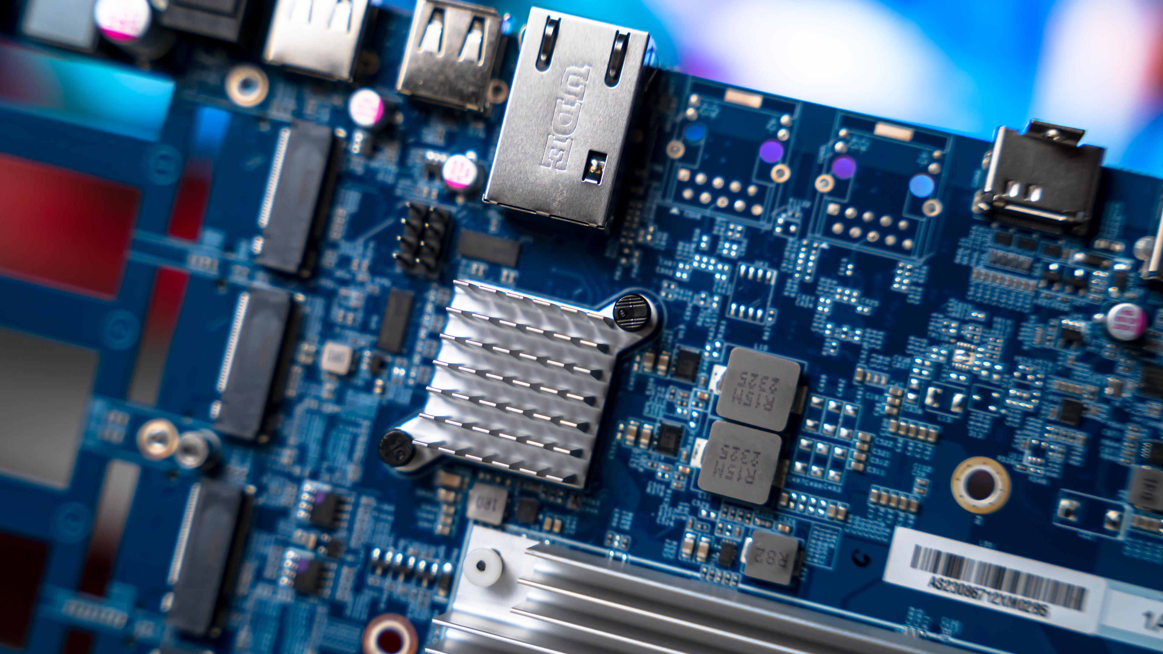 Asustor FS6712X Flashstor 12 Pro NAS Inside (16)