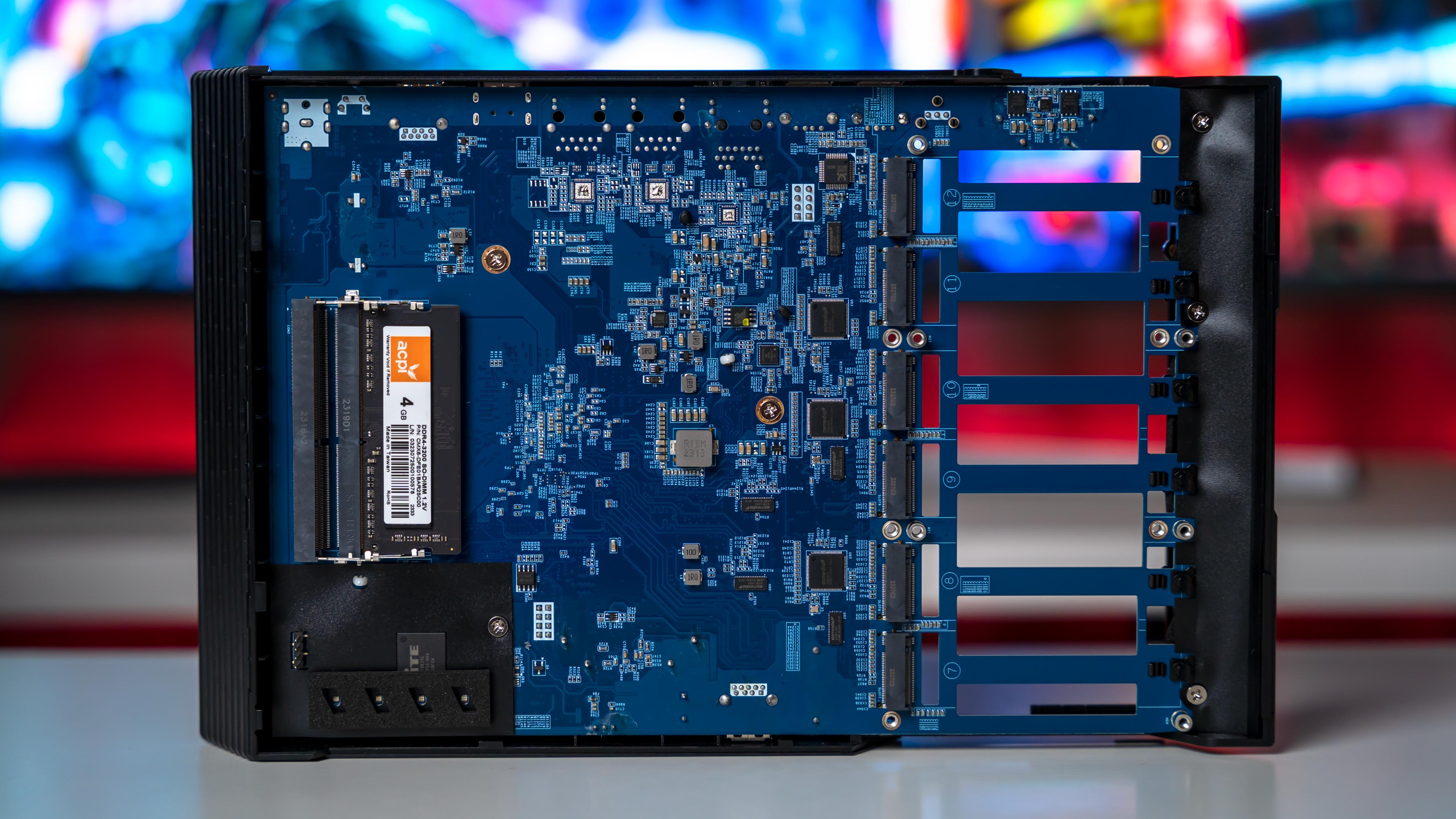 Asustor FS6712X Flashstor 12 Pro NAS Inside (7)