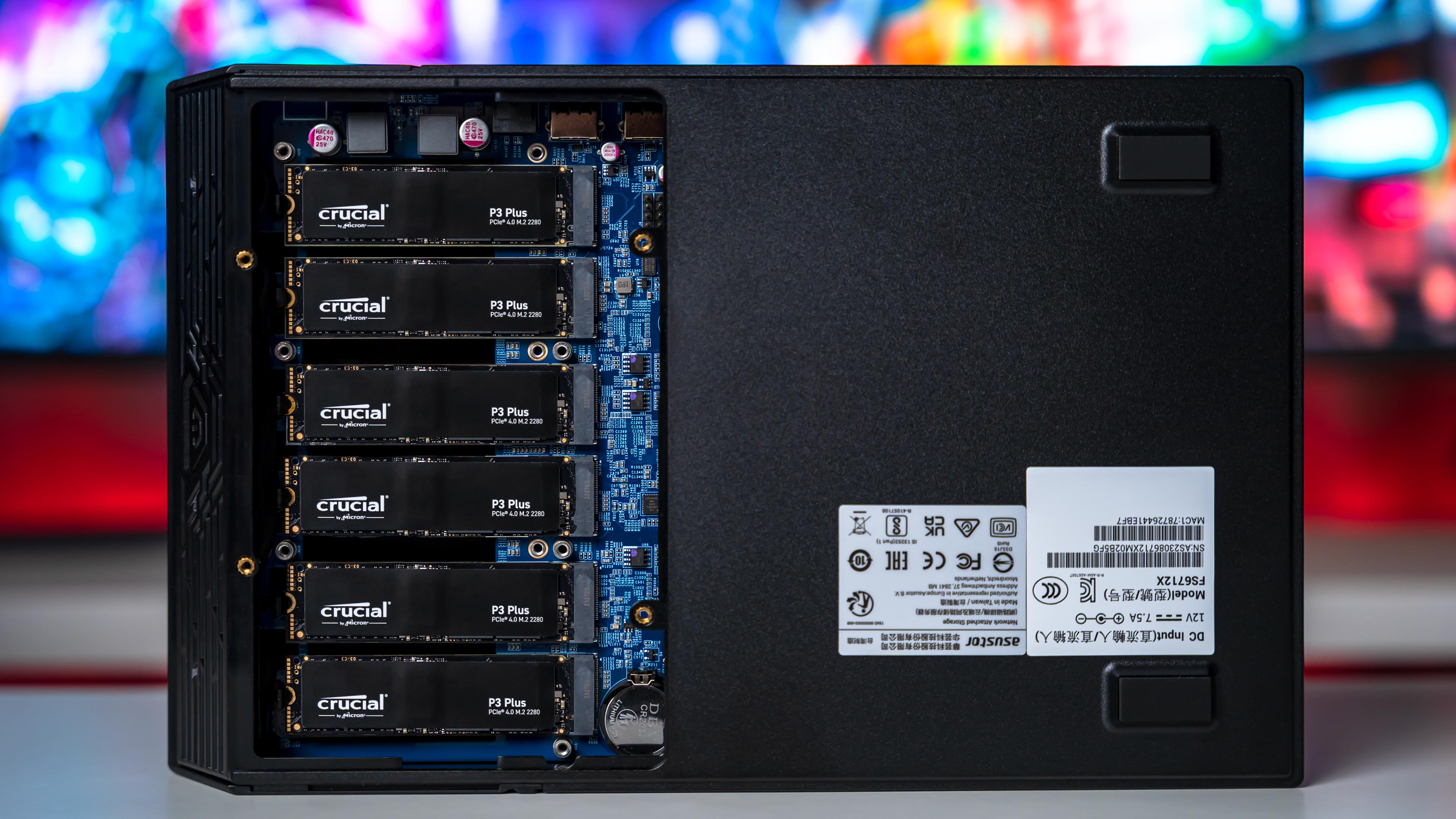 Asustor FS6712X Flashstor 12 Pro SSD Installation (2)