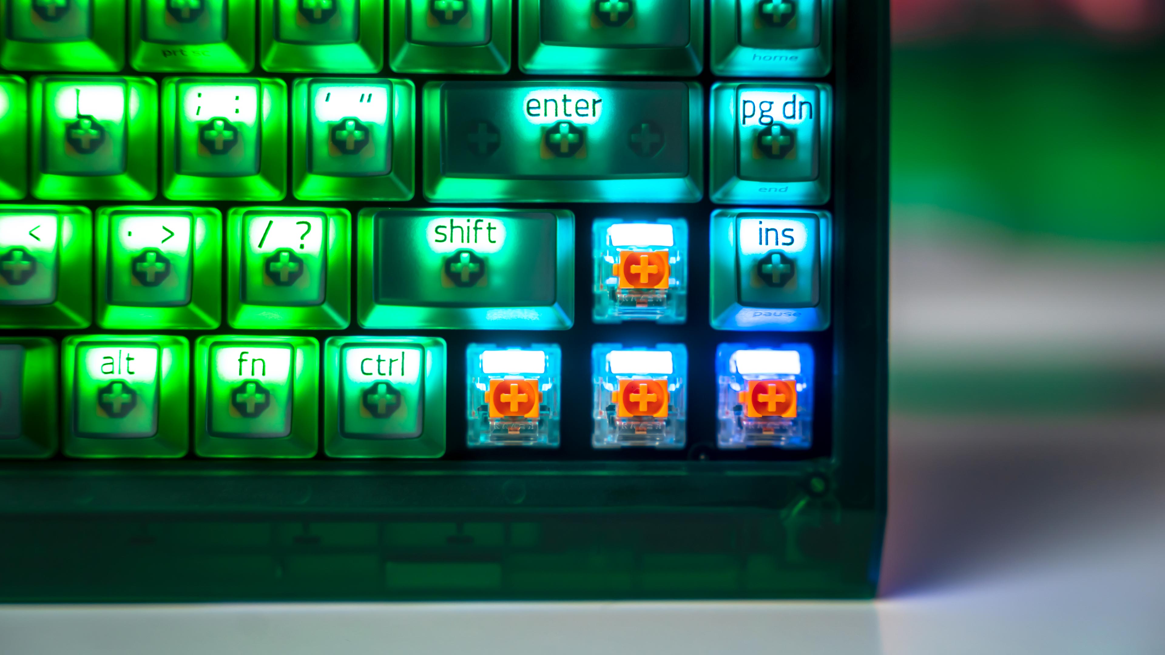 Razer Blackwidow V4 75% Phantom Green Edition RGB Lights On (2)