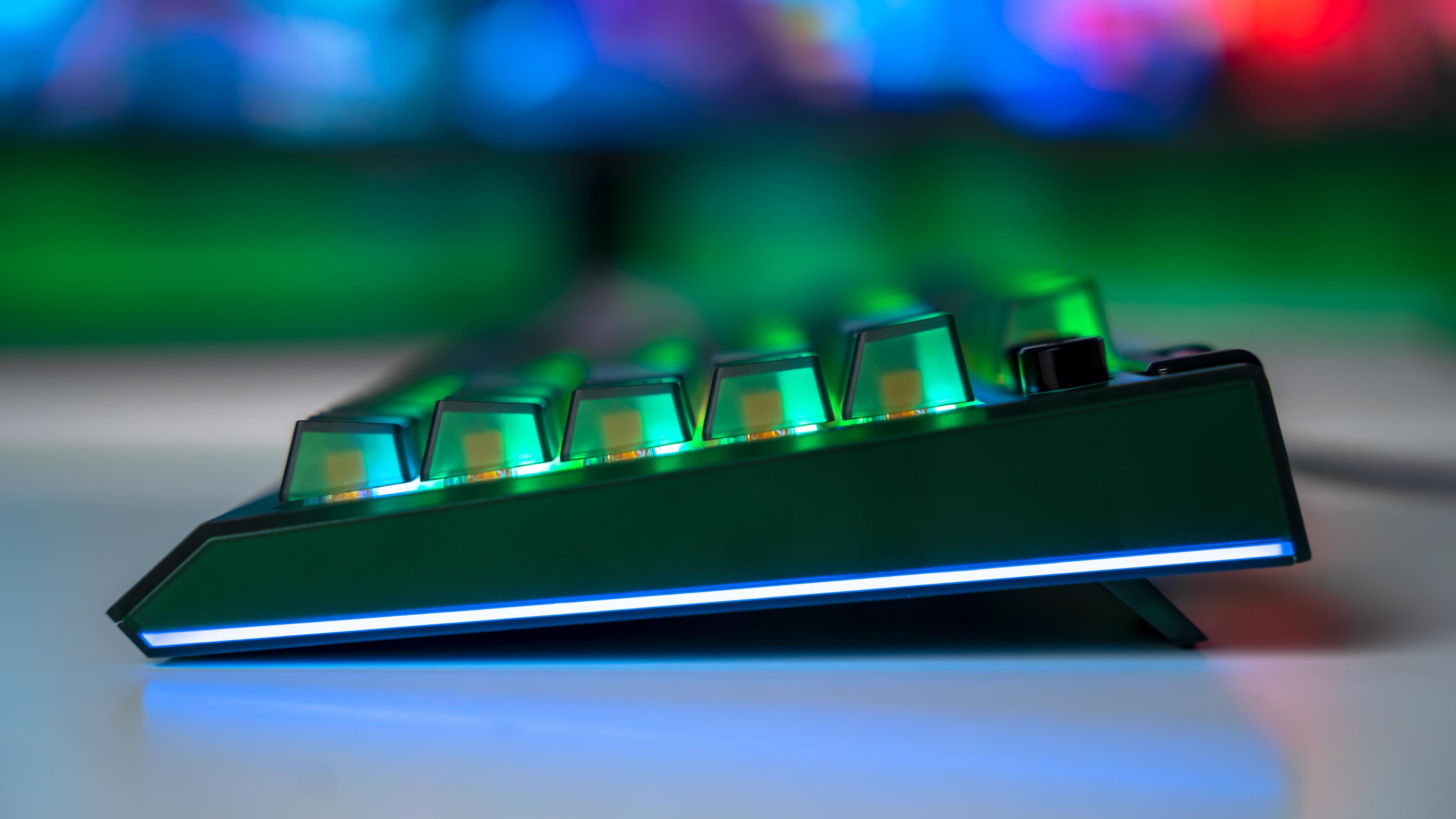 Razer Blackwidow V4 75% Phantom Green Edition RGB Lights On (3)