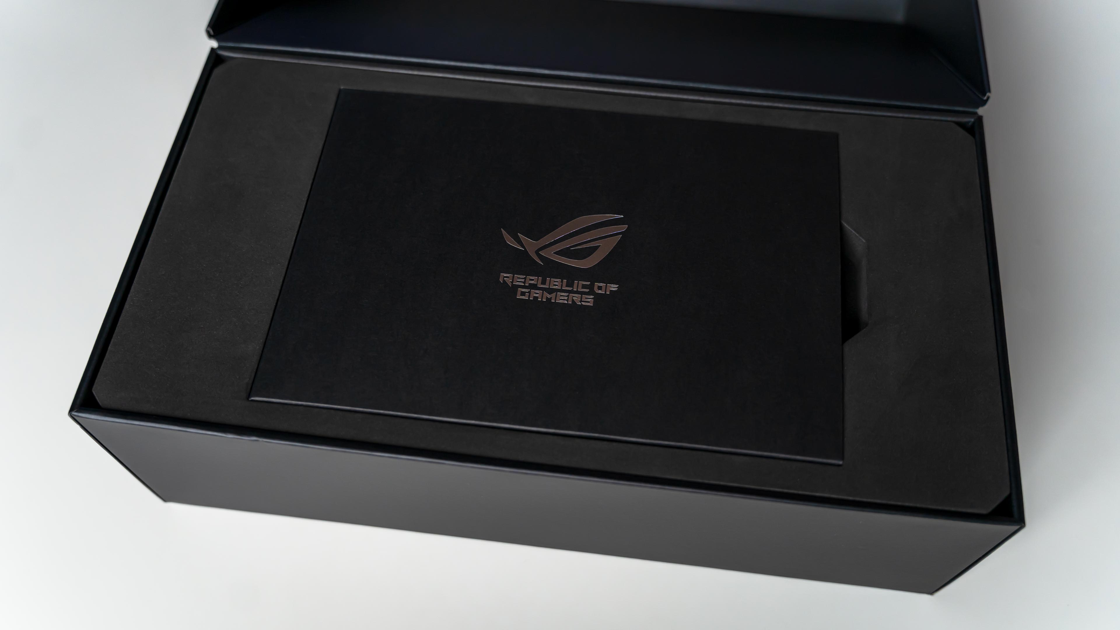 ASUS ROG Astral RTX 5090 BTF Edition Box (13)