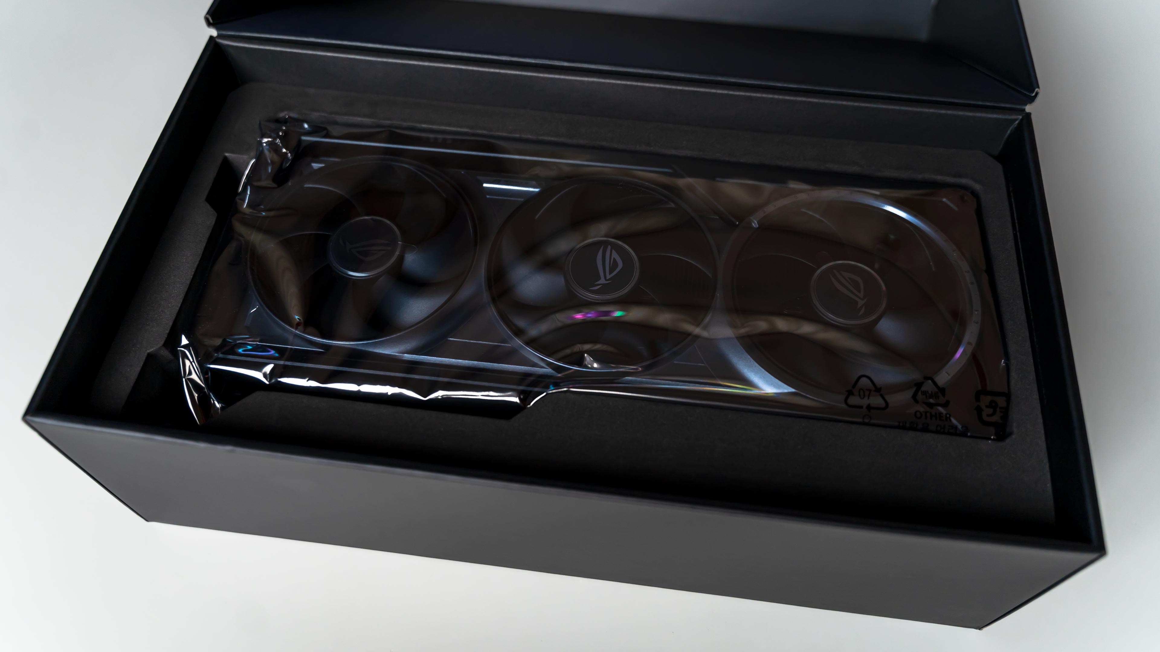 ASUS ROG Astral RTX 5090 BTF Edition Box (14)