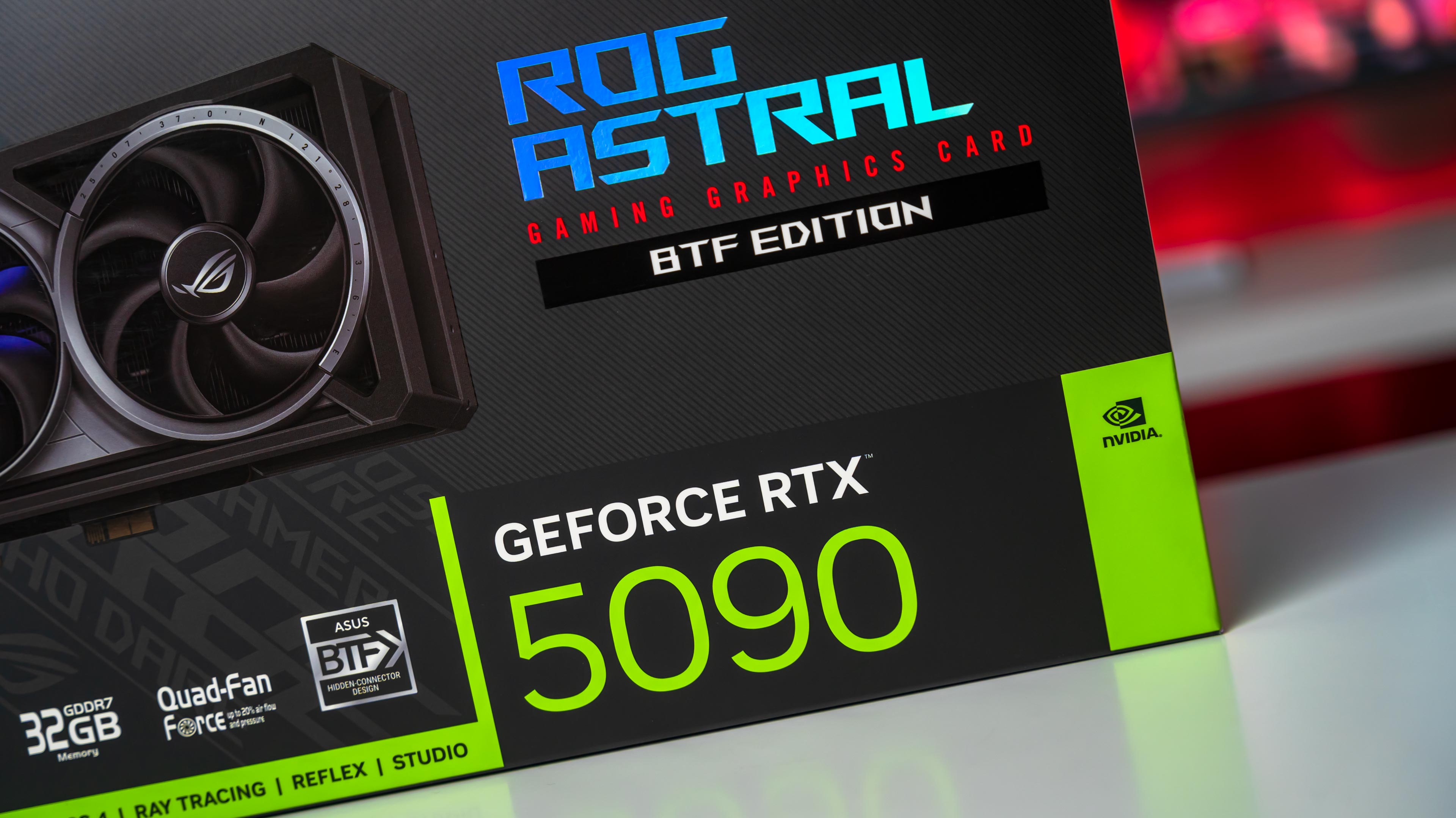 ASUS ROG Astral RTX 5090 BTF Edition Box (2)