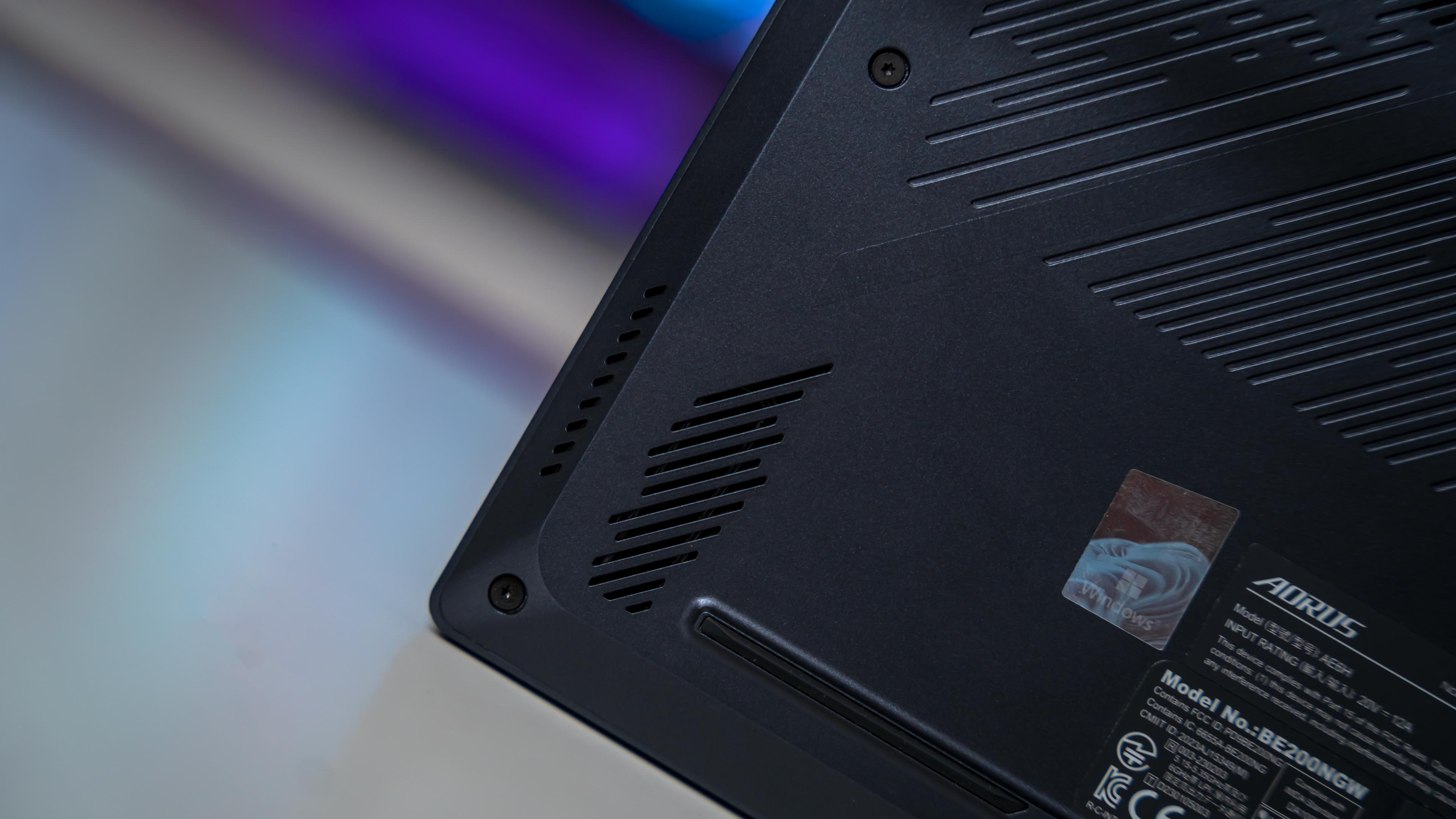 Aorus Elite 16 AE6H Back (6)