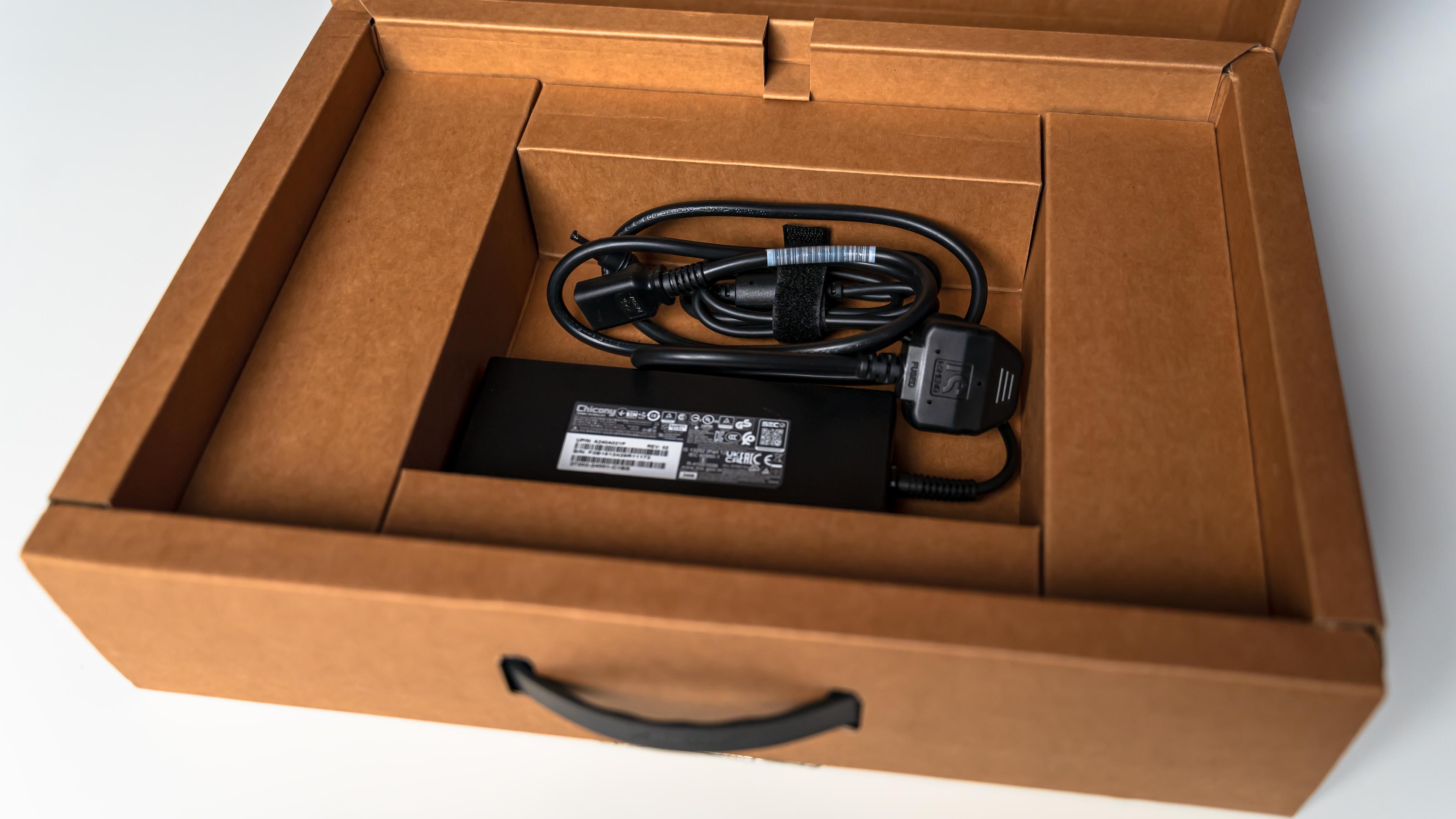 Aorus Elite 16 AE6H Box (10)