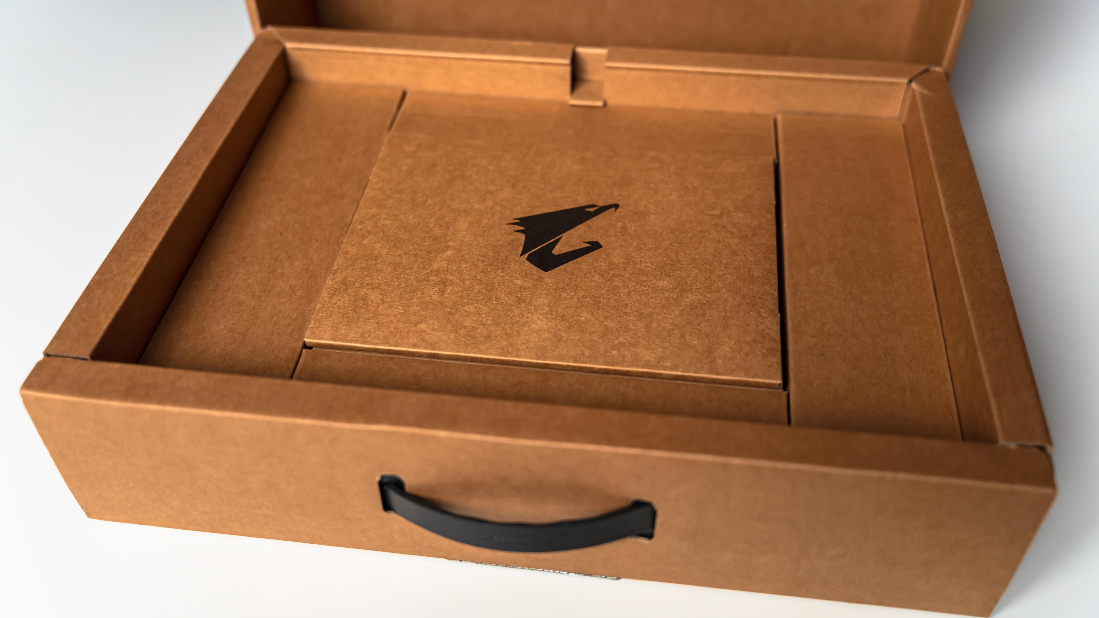 Aorus Elite 16 AE6H Box (8)