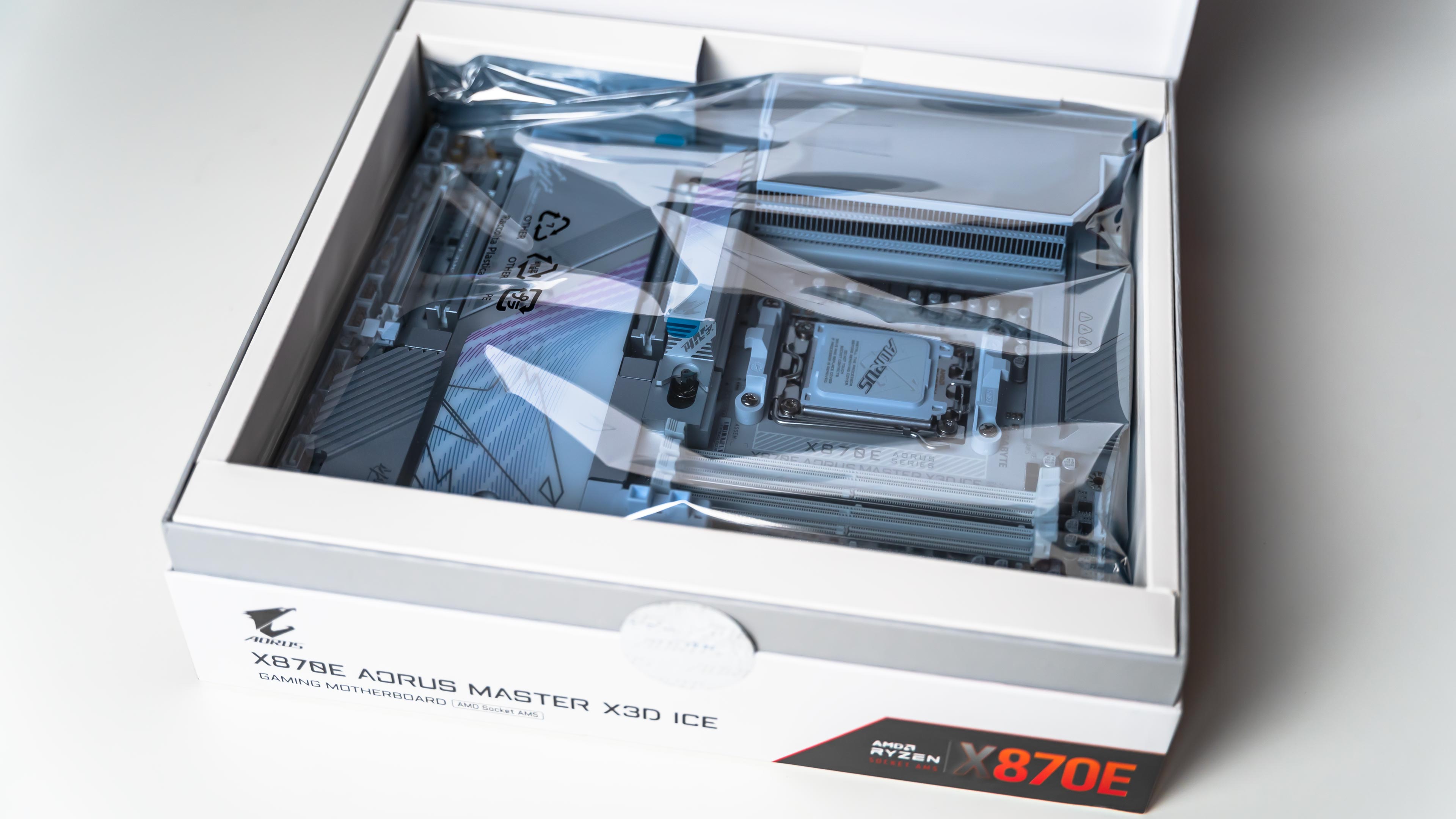 Aorus X870E Master X3D ICE Box (9)