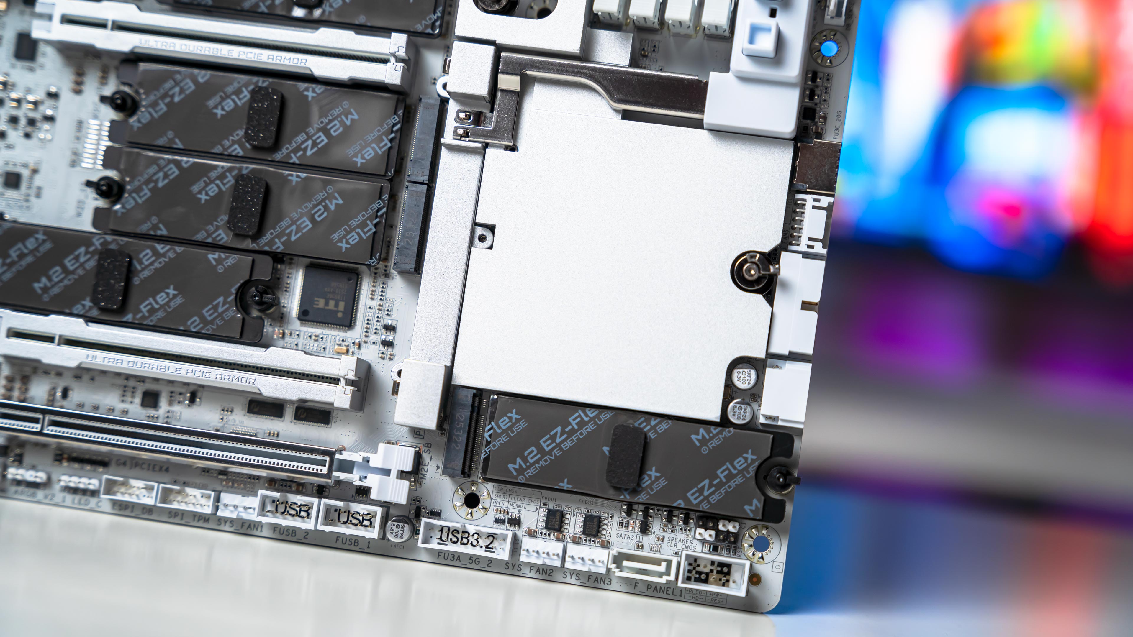 Aorus X870E Master X3D ICE Motherboard (26)
